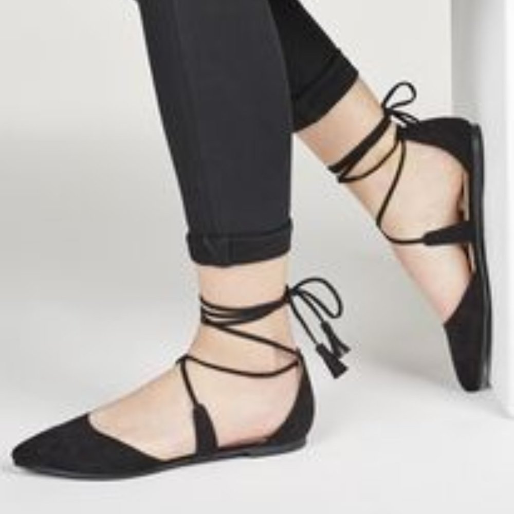 Flat sandals with ties